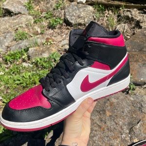 Air Jordan 1 Mid 'Noble Red'